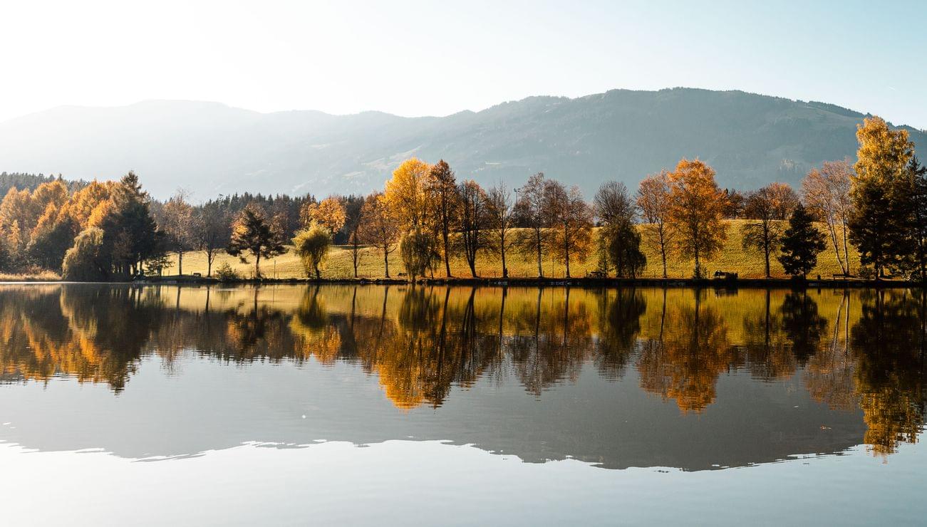 Der Ritzensee in Saalfelden im Herbst